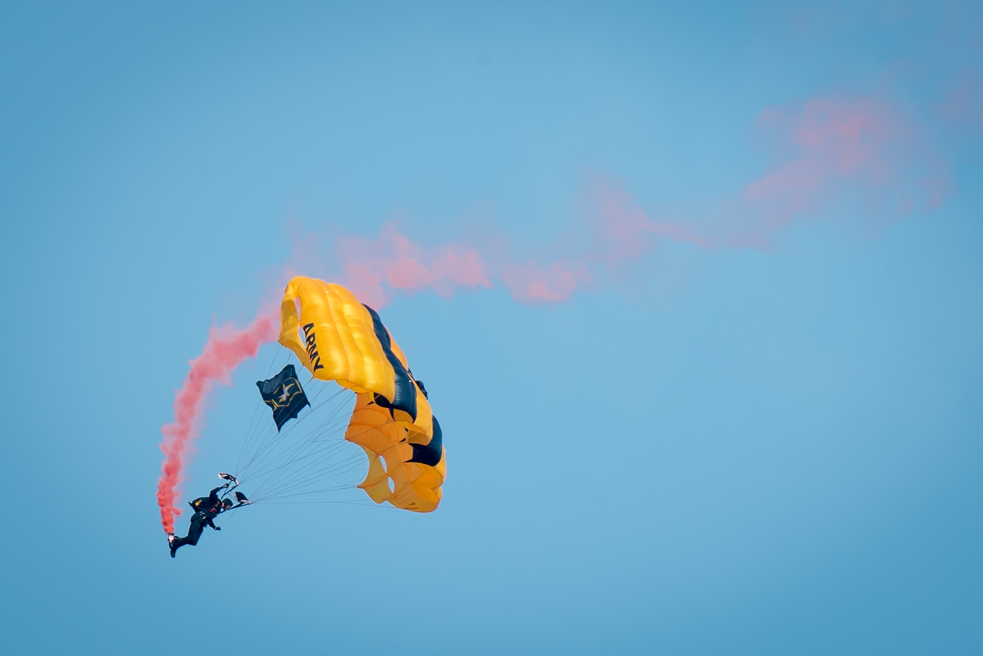 A soldier from the U.S. Army’s Golden Knights demonstration team parachutes into downtown during the Thunder Over Louisville air show in Louisville, Ky., April 22, 2017. The annual event has grown to become the largest single-day air show in the nation. (U.S. Air National Guard photo by Lt. Col. Dale Greer)