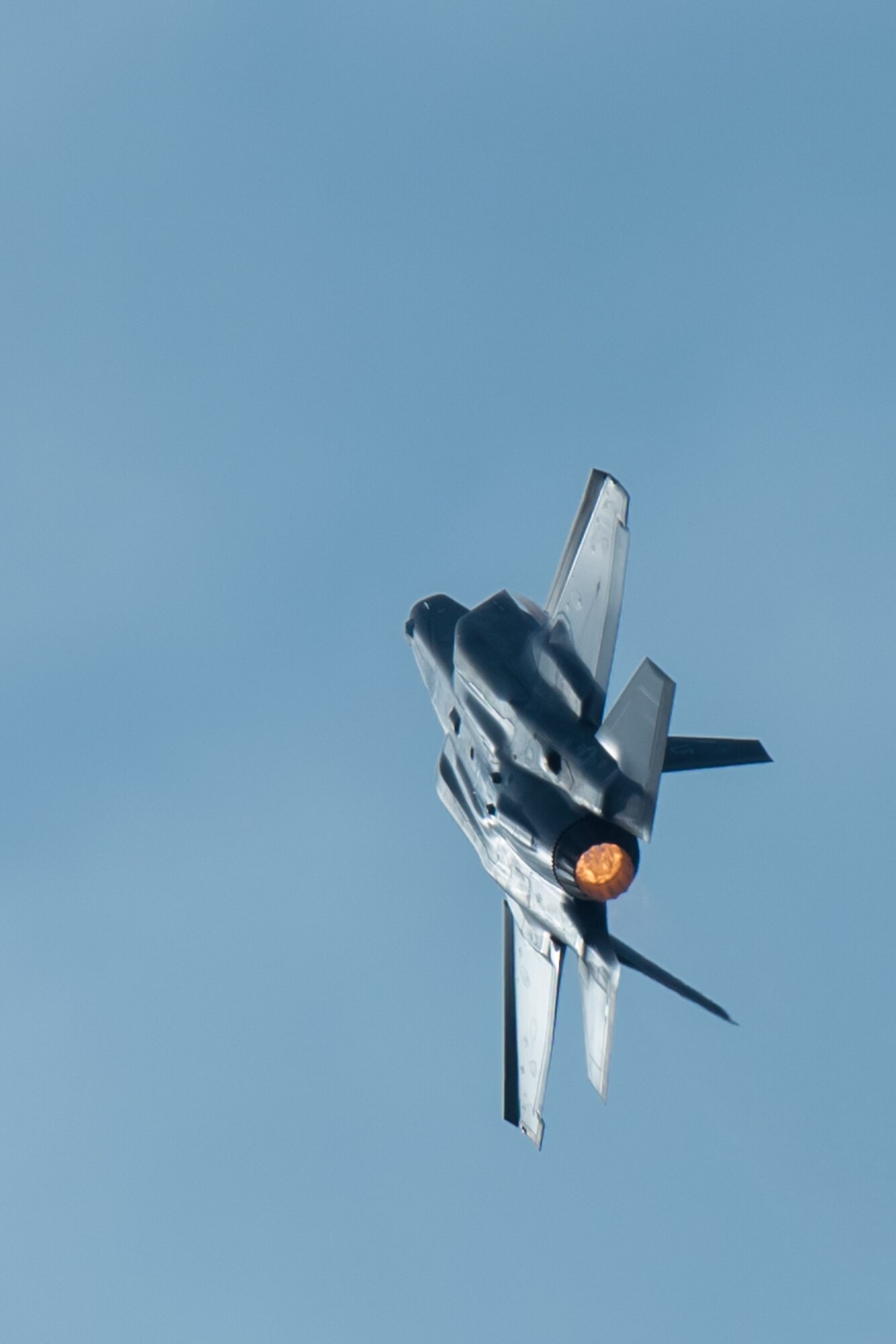 A U.S. Air Force F-35 Lightning II fighter aircraft flies an aerial demonstration over the Ohio River during the Thunder Over Louisville air show in Louisville, Ky., April 22, 2017. The F-35, from Luke Air Force Base, Ariz., is the Air Force’s newest fighter aircraft. (U.S. Air National Guard photo by Lt. Col. Dale Greer)