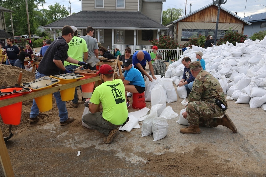 Missouri National Guardsmen fill sandbags alongside civilian volunteers in Eureka, Mo., May 2, 2017. The guardsmen are assigned to the 835th MP Battalion and 1035th Maintenance Company. Army National Guard photo by Pfc Garrett Bradley