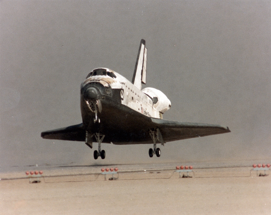 Space Shuttle Challenger lands at Edwards in 1985