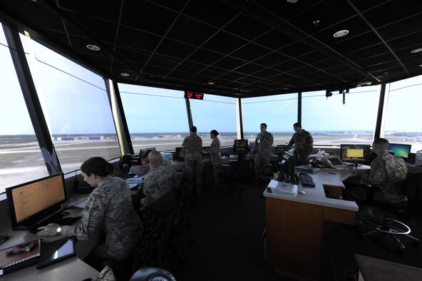 Air traffic controllers guide pilots to success > Hurlburt Field ...