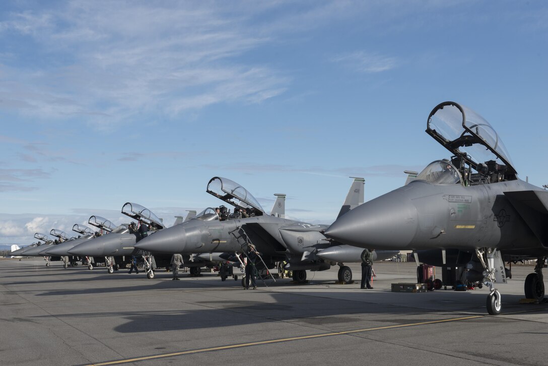 EIELSON AIR FORCE BASE, Alaska – U.S. Air Force pilots assigned to the 335th Fighter Squadron and Airmen assigned to the 335th Aircraft Maintenance Unit, Seymour Johnson Air Force Base, N.C., prepare to launch F15E Strike Eagle dual-role fighter aircraft for a sortie during NORTHERN EDGE 2017 (NE17), May 4, 2017, at Eielson Air Force Base, Alaska. NE17 is Alaska’s premier joint training exercise designed to practice operations, techniques and procedures as well as enhance interoperability among the services. Thousands of participants from all the services, Airmen, Soldiers, Sailors, Marines and Coast Guardsmen from active duty, Reserve and National Guard units are involved. (U.S. Air Force photo/Staff Sgt. Ashley Nicole Taylor)