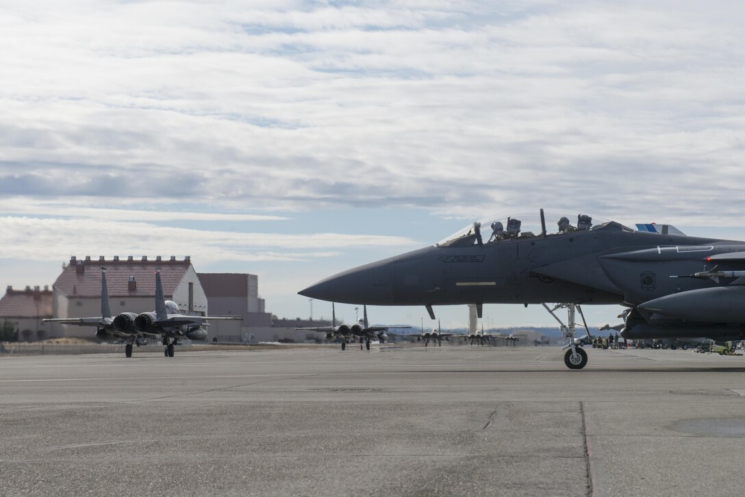 EIELSON AIR FORCE BASE, Alaska – U.S. Air Force F-15E Strike Eagle dual-role fighter aircraft pilots assigned to the 335th Fighter Squadron, Seymour Johnson Air Force Base, N.C., taxi before a sortie during NORTHERN EDGE 2017 (NE17), May 4, 2017, at Eielson Air Force Base, Alaska. NE17 is Alaska’s premier joint training exercise designed to practice operations, techniques and procedures as well as enhance interoperability among the services. Thousands of participants from all the services, Airmen, Soldiers, Sailors, Marines and Coast Guardsmen from active duty, Reserve and National Guard units are involved. (U.S. Air Force photo/Staff Sgt. Ashley Nicole Taylor)