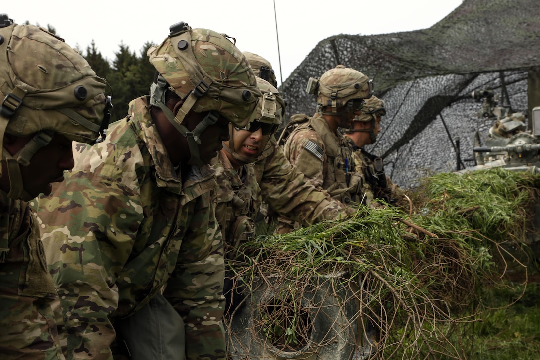 Soldiers adjust the aim of a 155 mm howitzer during the Saber Junction 17 exercise at Hohenfels Training Area, Germany, May 3, 2017. Saber Junction 17 is the U.S. Army Europe’s 2d Cavalry Regiment’s certification exercise, taking place at the Joint Multinational Readiness Center in Hohenfels, Germany, Apr. 25-May 19, 2017. Army photo by Pfc. Zachery Perkins