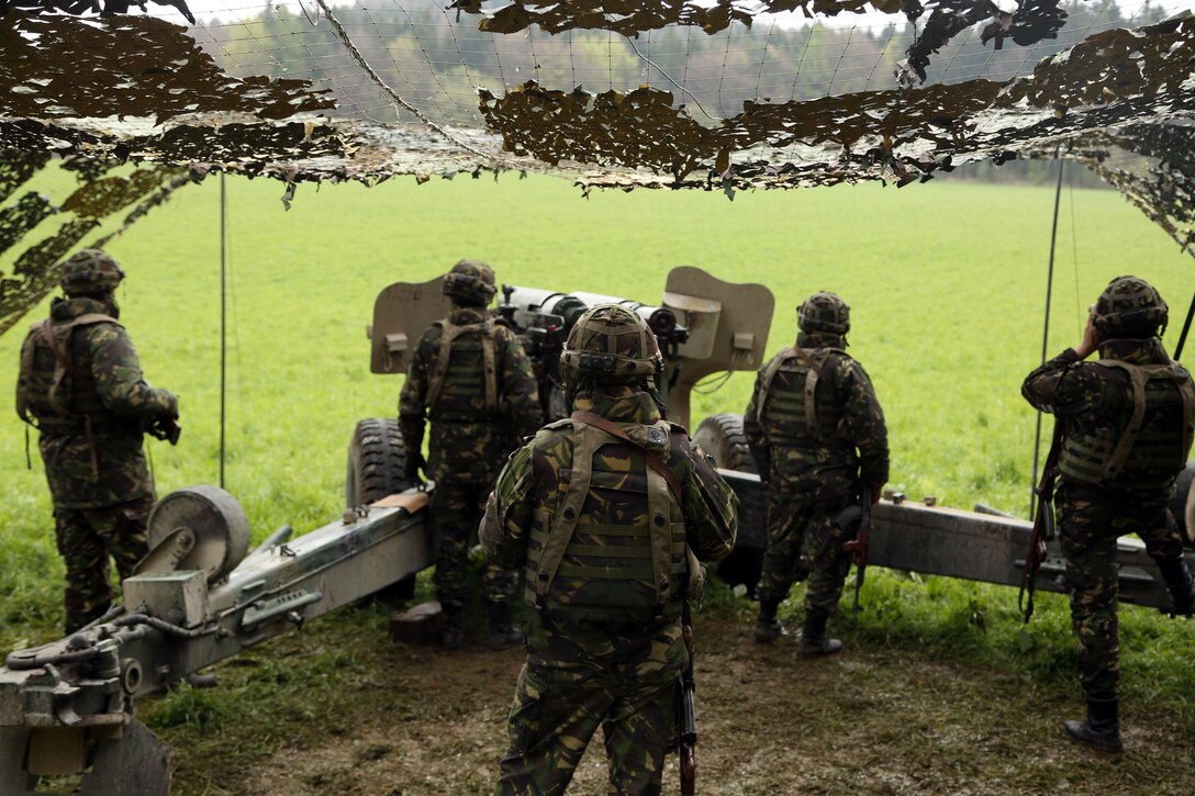Romanian and U.S. soldiers observe their field of fire while manning a 152 mm howitzer during the Saber Junction 17 exercise at Hohenfels Training Area, Germany, May 4, 2017. Saber Junction 17 is the 2nd Cavalry Regiment’s certification exercise, taking place at the Joint Multinational Readiness Center in Hohenfels, Germany, Apr. 25-May 19, 2017. Army photo by Pfc. Zachery Perkins