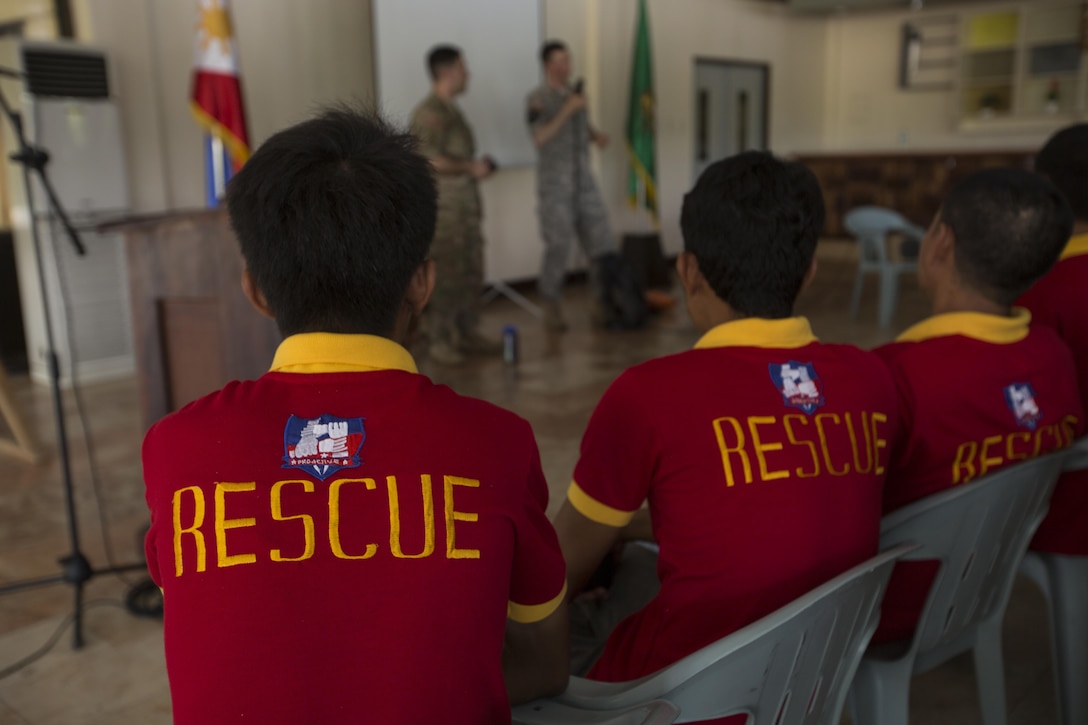 Philippine and U.S. service members demonstrate emergency procedures to Philippines disaster relief agencies during a subject matter expert exchange for Balikatan 2017 at Fort Magsaysay in Santa Rosa, Nueva Ecija, May 4, 2017. Balikatan is an annual U.S.-Philippine bilateral military exercise focused on a variety of missions including humanitarian and disaster relief, counterterrorism, and other combined military operations. 