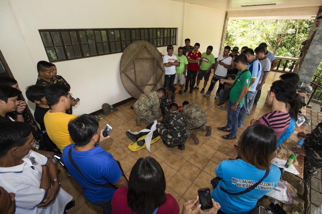 Philippine and U.S. service members demonstrate how to transport a person with a head or neck injury to members of several Philippine disaster relief agencies during a subject matter expert exchange for Balikatan 2017 at Fort Magsaysay in Santa Rosa, Nueva Ecija, May 4, 2017. Balikatan is an annual U.S.-Philippine bilateral military exercise focused on a variety of missions including humanitarian and disaster relief, counterterrorism, and other combined military operations. 