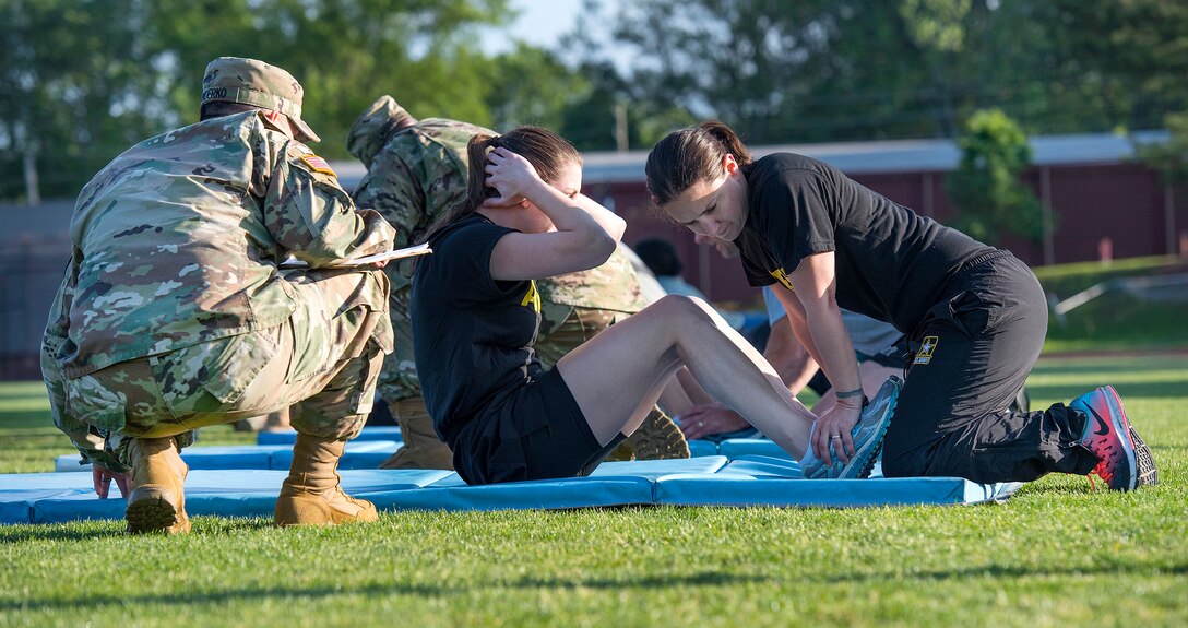 Army 1st Lt. Caroline Shaw, center, performs situps during an Army Physical Fitness Test in East Point, Ga., May 6, 2017. Shaw is a reservist assigned to the 335th Signal Command (Theater). Army photo by Staff Sgt. Ken Scar