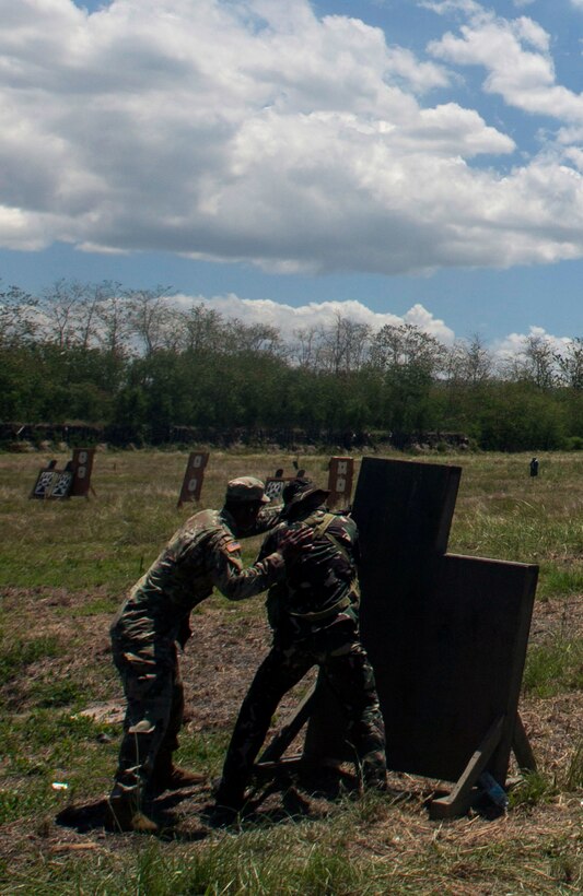 A Filipino soldier fires an M4 carbine during counterterrorism training in support of Balikatan 2017 at Fort Magsaysay in Santa Rosa, Nueva Ecija, Philippines, May 9, 2017. Marine Corps photo by Lance Cpl. Matthew Casbarro