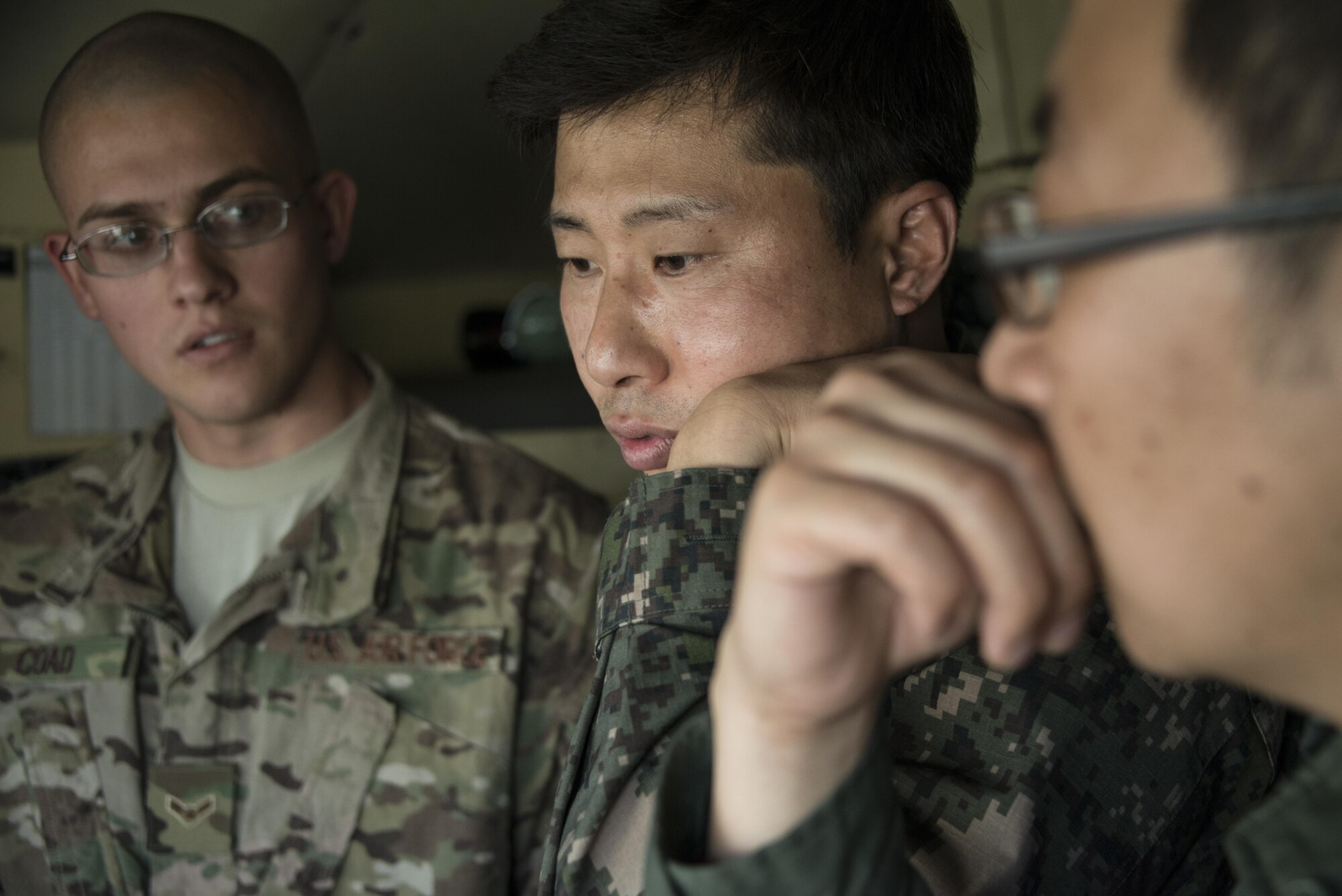 A U.S. Air Force 353rd Special Operations Support Squadron radio frequency technician engages with members of the Republic of Korea 255th Special Operations Squadron during a communications exchange on a ROK Air Force C-130, March 29, 2017 at Daegu Air Base, ROK. The 353rd SOG worked in close relationship with ROK military counterparts throughout Foal Eagle 2017 to enhanced special operations forces capabilities. (U.S. Air Force photo by Capt. Jessica Tait)