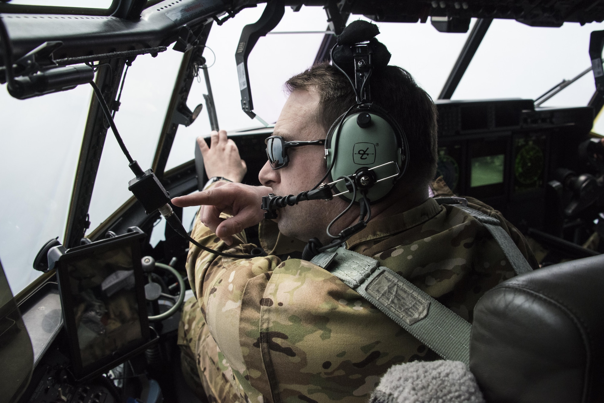 A U.S. Air Force 17th Special Operations Squadron evaluator pilot points out the window of a U.S. Air Force MC-130J Commando II during joint and combined military free fall operations, March 25, 2017 over the Republic of Korea peninsula. Throughout Foal Eagle 2017, the 1st SOS and 17th SOS provided specialized aviation to members of the ROK Air Force 255th SOS, ROK Special Warfare Command, U.S. Marine Corps III Marine Expeditionary Force and U.S. Air Force 320th Special Tactics Squadron. (U.S. Air Force photo by Capt. Jessica Tait)