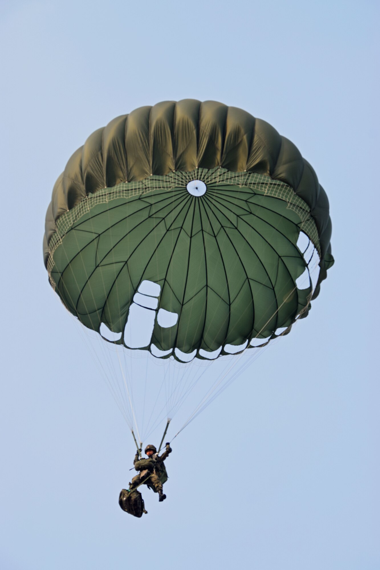 A Republic of Korea Special Warfare Command operator jumps into Kunsan Air Base during combined airborne operations from a U.S. Air Force MC-130H Combat Talon II assigned to the 1st Special Operations Squadron, March 31, 2017. The daily airborne operations executed during Foal Eagle 2017 further developed the integration of special operations forces and operational capability through realistic scenario-based missions. (Courtesy photo)