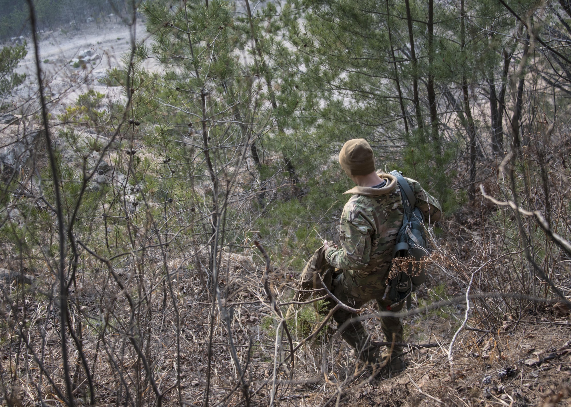 A U.S. Air Force 1st Special Operations Squadron pilot performs survival, evasion, resistance and escape (SERE) training following a simulated aircraft crash landing, March 30, 2017. Aircrew from the 1st SOS and 17th SOS received a refresher training on SERE procedures during exercise Foal Eagle’s personnel recovery event. (U.S. Air Force photo by Capt. Jessica Tait)