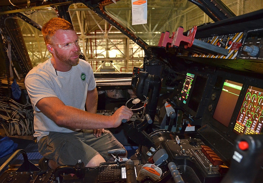 Brad Robinson, functional tester, demonstrates how to rig the throttle inside the C-5 May 3, 2017, at Robins Air Force Base, Ga. (U.S. Air Force photo by Tech. Sgt. Kelly Goonan/released)