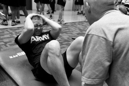 Army Reserve Capt. Josh Choi, Assistant Staff Judge Advocate, 85th Support Command, pushes out another sit-up during the command’s semi-annual Army Physical Fitness Test at the command headquarters, May 6, 2017.
(Photo by Sgt. Aaron Berogan)