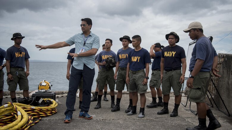 Ormoc City Mayor Richard Gomez speaks with Philippine Sailors during an underwater construction demolition dive in support of Balikatan 2017 at Ipil Port in Ormoc City, Leyte, May 10, 2017. The demolition training prepares the U.S. military and Armed Forces of the Philippines to clear debris in ports and open up supply lines for victims of natural disasters and crises. Underwater demolition can help Philippine and U.S. forces provide humanitarian assistance and disaster relief operations from the sea to remote areas of the Philippines. 