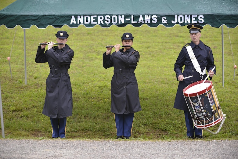 Army Staff Sgt. Erin Fleming (Left), Staff Sgt. Joie Byrd and Staff Sgt. Brian Barnhardt from the Old Guard Fife and Drum Corps, 3rd United States Infantry Regiment at Fort Myer, Va., play the fife and drum May 12, 2017 during the reinterment of Private Samuel Howard, Revolutionary War soldier, at Resthaven Cemetery in Baxter, Ky.