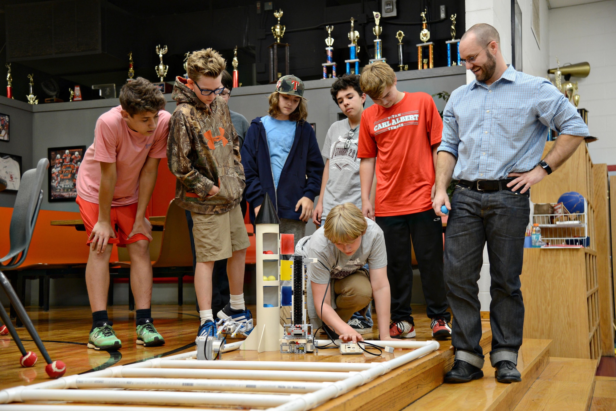 Chad Unruh, right, electronics engineer with the 555th Software Maintenance Squadron, watches students from Carl Albert Middle School as they attempt to make their robotics project work. The seventh and eighth grade students meet twice a week with STARBASE and Tinker mentors to learn about STEM related subjects. Unruh has volunteered with STARBASE for four years and was recently recognized at State Mentor Day at the Oklahoma State Capitol as an outstanding mentor. (Air Force photo by Kelly White)