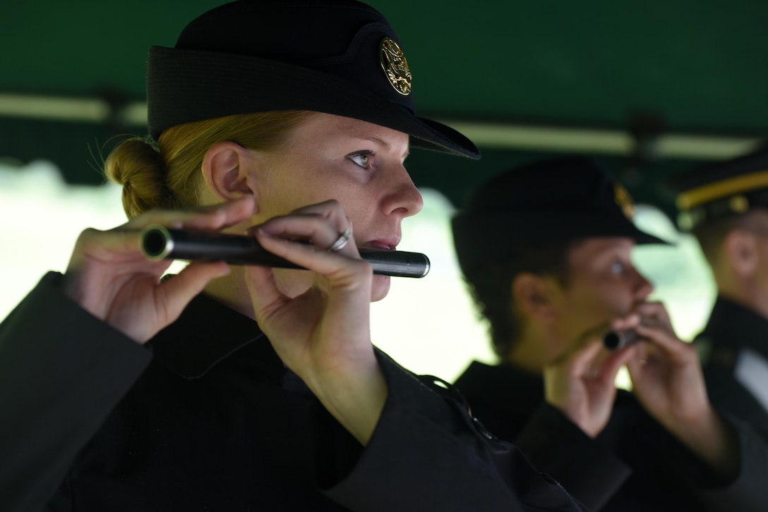 Army Staff Sgt. Erin Fleming (Left) and Staff Sgt. Joie Byrd from the Old Guard Fife and Drum Corps, 3rd United States Infantry Regiment at Fort Myer, Va., play the fife May 12, 2017 during the reinterment of Private Samuel Howard, Revolutionary War soldier, at Resthaven Cemetery in Baxter, Ky.