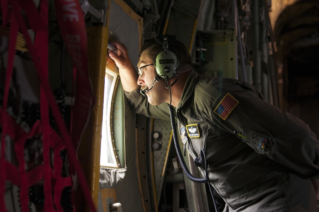 U.S. Air Force Master Sgt. Chris Karwowski, with 911th Air Wing and 758th Airlift Squadron, served as a loadmaster on Saturday, March 13, 2017, during the Wings Over Pittsburgh on Air Wing in Coraopolis, Pennsylvania. Soldiers from the West Virginia Army National Guard parachuted into a drop zone from a C-130 aircraft in front of bystanders who were watching the event. (U.S. Army photo by Staff Sgt. Shaiyla Hakeem/Released).