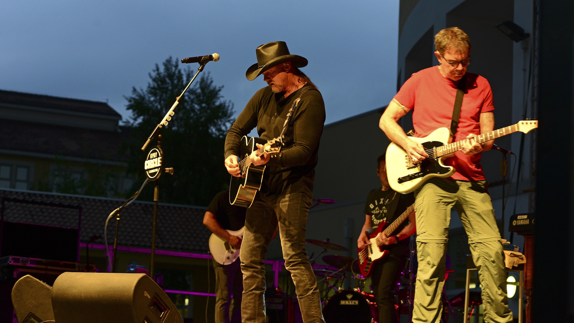 Trace Adkins, country music singer, jams out with Brian Wooten, his lead guitarist, at Aviano Air Base, Italy, May 12, 2017. The USO concert was a free event for Airmen and their families. (Photo by U.S. Air Force Airman 1st Class Ryan Brooks)
