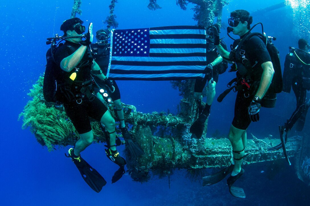 Navy Petty Officer 1st Class Jiyhouh Ly, left, re-enlists while under water during a training dive with the Royal Jordanian Navy off the coast of Amman, Jordan, May 18, 2017, as part of exercise Eager Lion 17. About 7,200 military personnel from more than 20 nations participated in the 2017 iteration of the exercise. Navy photo by Petty Officer 2nd Class Austin L. Simmons