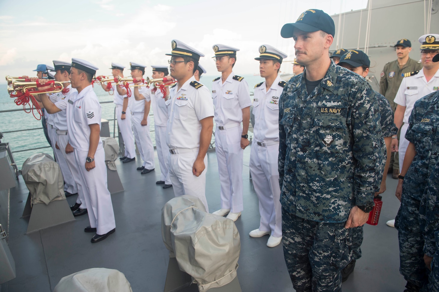 U.S., JMSDF Complete PASSEX in South China Sea > United States Navy ...