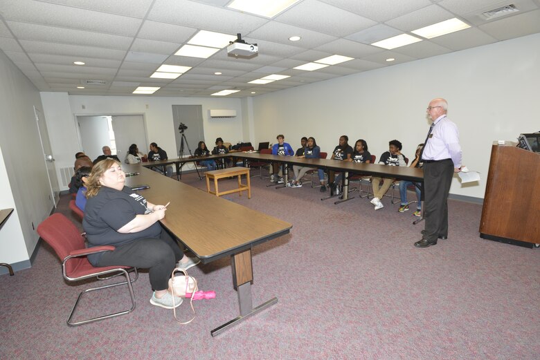 Roy Rossignol, U.S. Army Corps of Engineers Nashville District Small Business chief, briefs high school and college students about STEM path and careers with the Corps of Engineers at the Cumberland River Operations Center at Old Hickory, Tenn., May 4, 2017. 