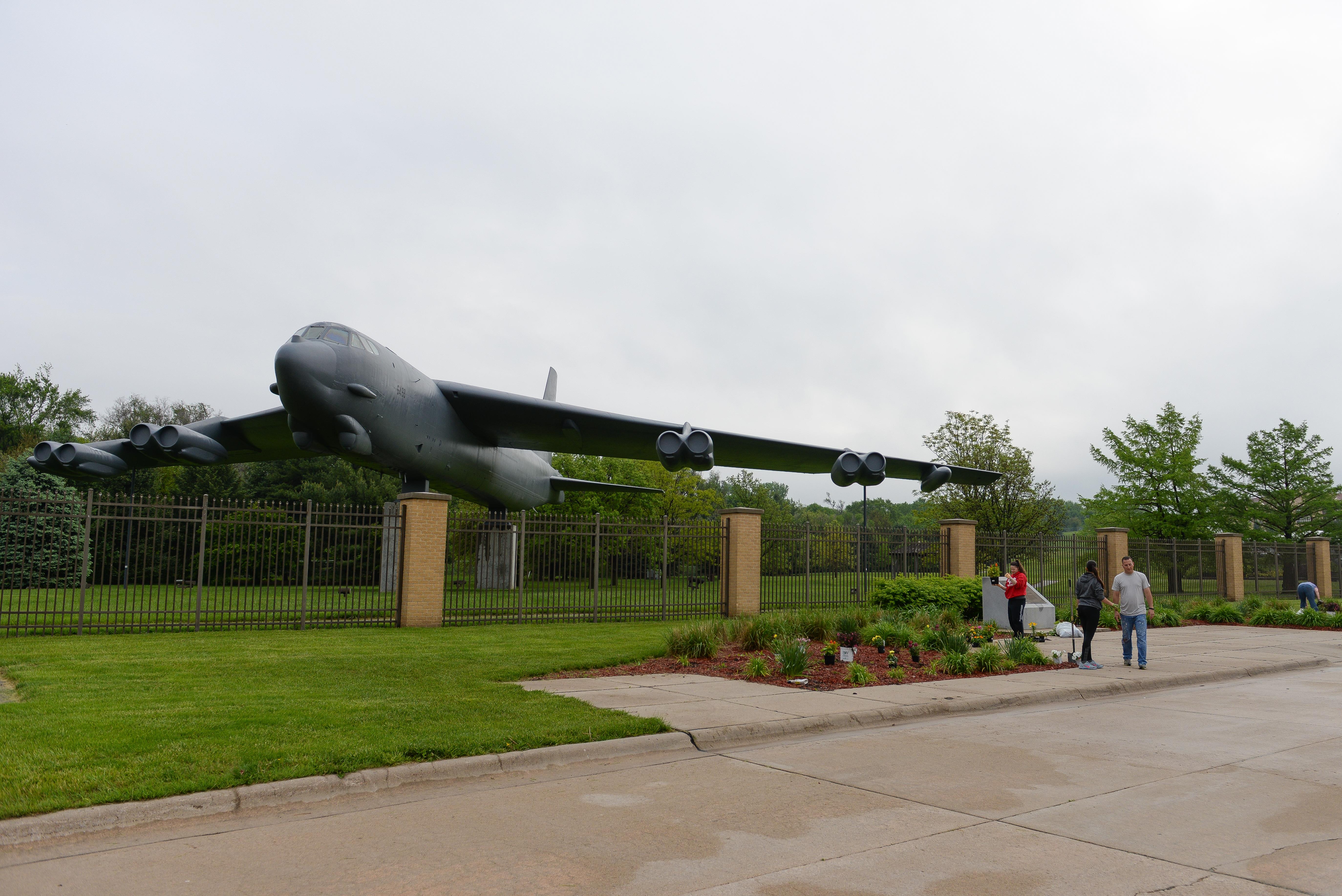 Making Offutt look good starts at the gate > Offutt Air Force Base > News