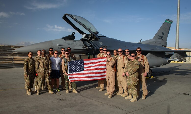 Lt. Col. Vince O’Connor, the commander of the 555th Expeditionary Fighter Squadron, holds the American flag with members of the 555th EFS at Bagram Airfield, Afghanistan, May 19, 2017, after surpassing 2,000 career flight hours. O’Connor has flown all over the world to include Afghanistan, Europe and Pacific region. (U.S. Air Force photo by Staff Sgt. Benjamin Gonsier)