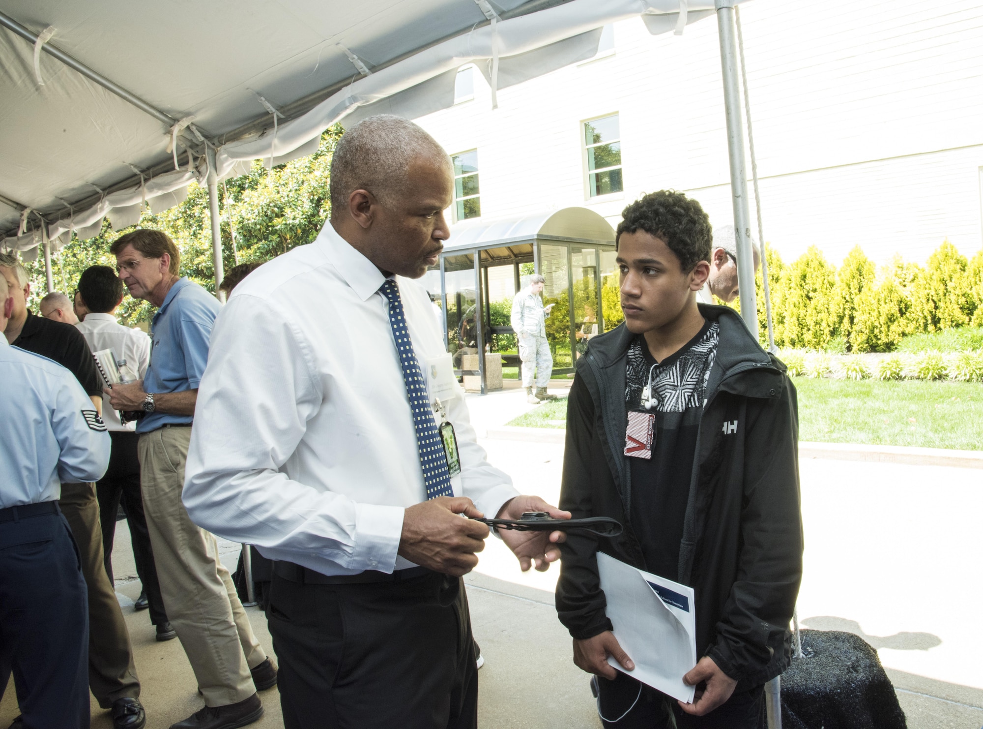 Greg Suddberry, a contract employee with the Air Force Research Laboratory’s 711th Human Performance Wing at Wright-Patterson AFB, Ohio, discusses 24/7 combat fitness system technology with a STEM student visiting the Air Force exhibit tent during the second biennial DoD Lab Day event May 18, 2017 in the Pentagon center courtyard. (U.S. Air Force photo/Mikee Huber)