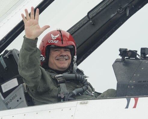 Maj. David Huff, Midwest City Police Officer, waves from the backseat of a Thunderbirds F-16D prior to a flight with Capt. Erik Gonsalvez, Thunderbird #8, team advance pilot/narrator May 19, 2017, Tinker Air Force Base, Oklahoma. Maj. Huff was honored as a Hometown Hero for his work with the Midwest City Police Department.(U.S. Air Force photo/Greg L. Davis)
