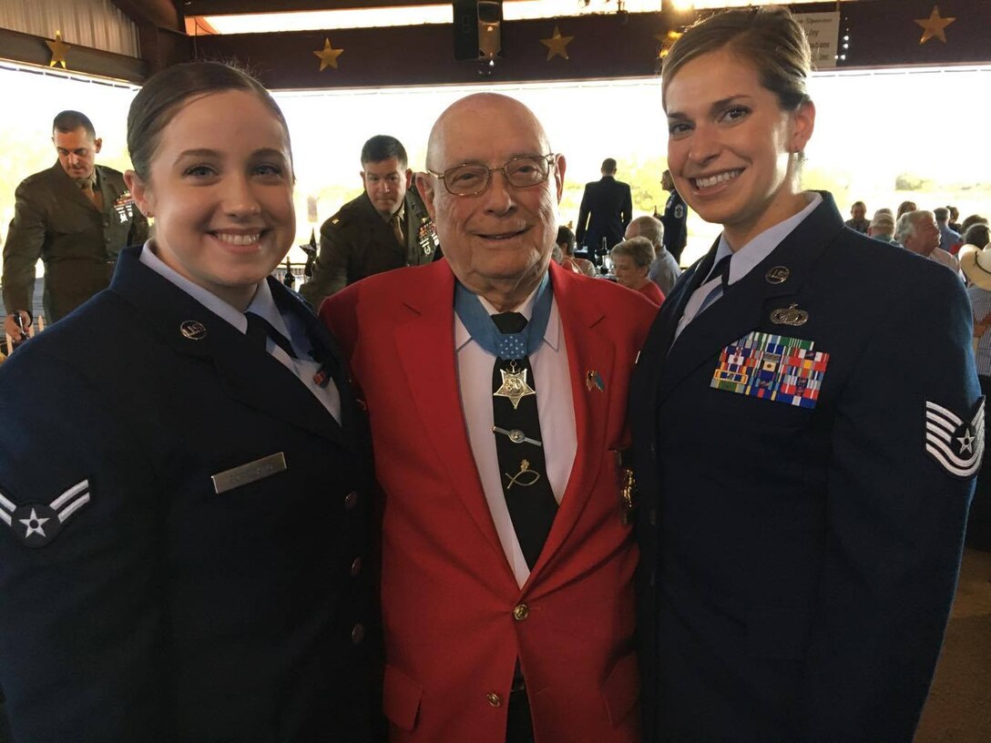 U.S. Air Force Airman 1st Class Emily Copeland (left) and Tech. Sgt. Rashelle Gomez (right) take a photo with Hershel "Woody" Williams, the last living Medal of Honor recipient from the Battle of Iwo Jima at Fort Chadbourne, Texas, May 11, 2017. Williams spoke on his advocacy for Gold Star Families and pinned Vietnam veterans during his Dinner with a Hero event. (Courtesy photo)