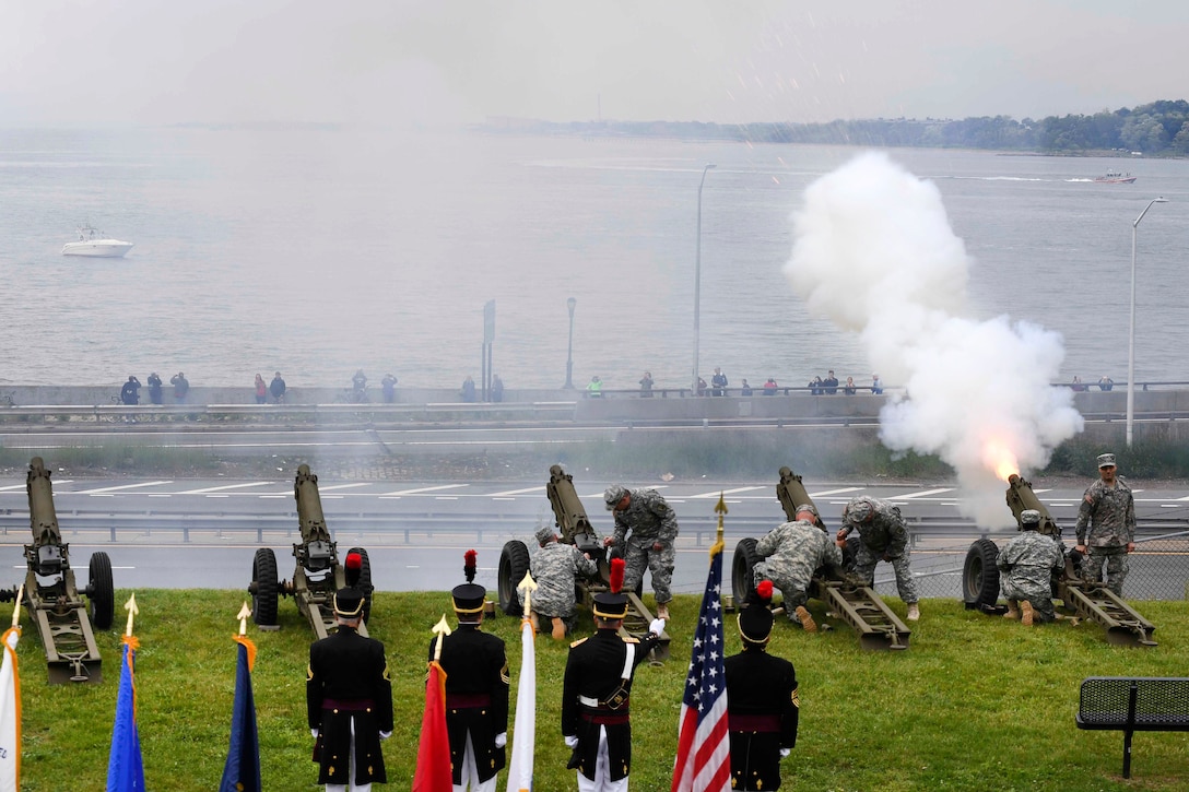 Soldiers participate in a 15-gun salute honoring the arrival of the amphibious assault ship USS Kearsarge as part of the commencement during the parade of ships as part of Fleet Week New York in New York, May 24, 2017. The soldiers are assigned to U.S. Army Garrison at Fort Hamilton. Navy photo by Petty Officer 1st Class Kristin M. Schuster