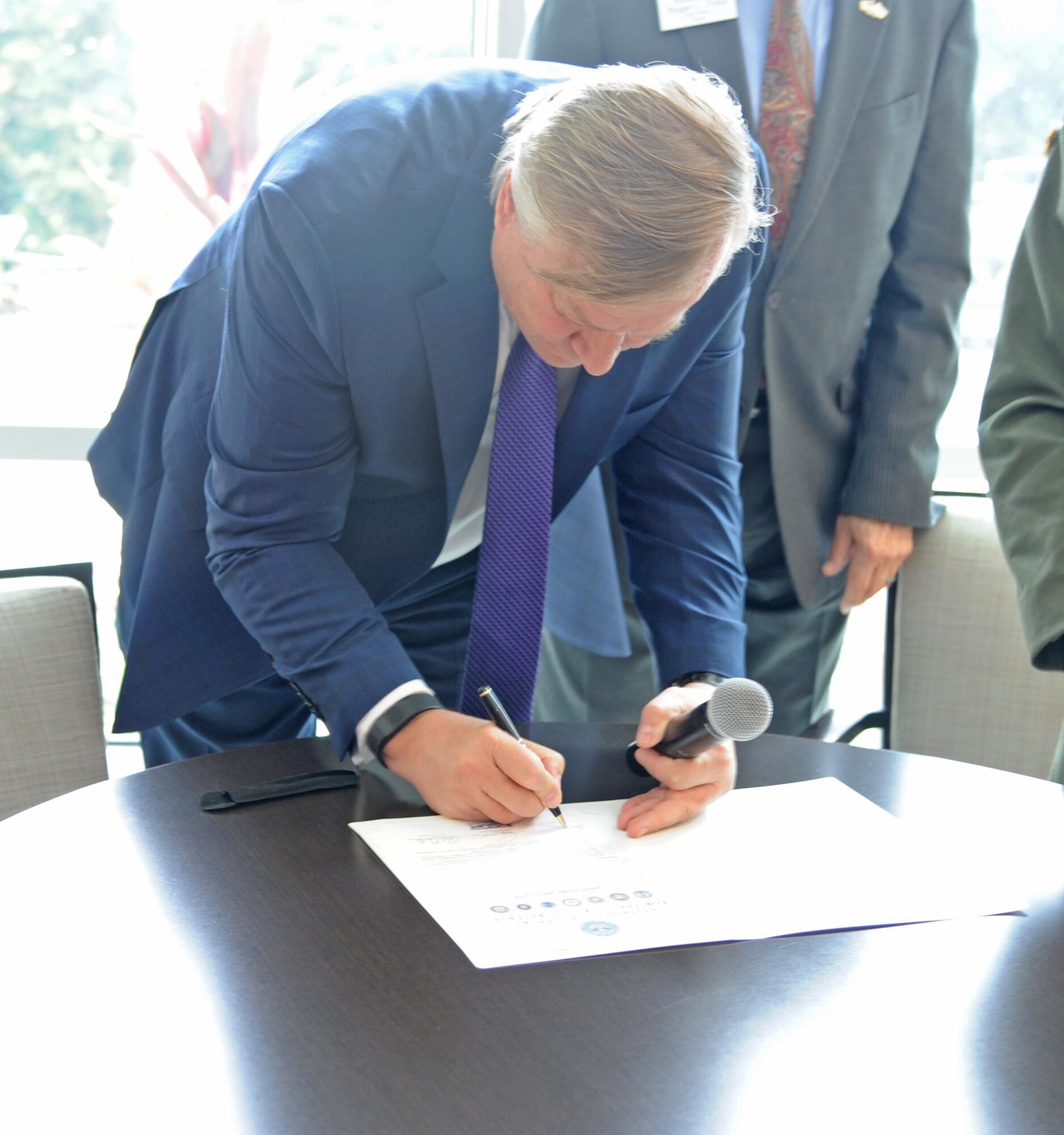 Roger Cary, Laser Spine Institute, chief operating officer signs an Employer Support of the Guard and Reserve Statement of Support during an ESGR presentation ceremony held 24 May, at LSI, Tampa, Florida. The Statement of Support Program is the cornerstone of ESGR’s effort to gain and maintain employer support for the Guard and Reserve.  (U.S. Air Force photo/Tech. Sgt. Peter Dean)