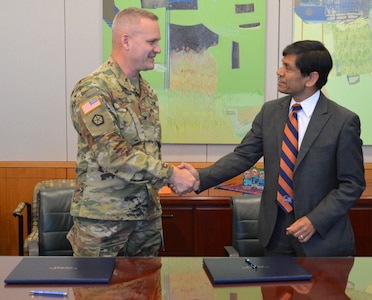 Col. James A. Royce, 470th Military Intelligence Brigade commander, and Dr. C. Mauli Agrawal, University of Texas at San Antonio interim provost and vice president for academic affairs, shake hands after signing the agreement for the pilot internship program at Joint Base San Antonio-Fort Sam Houston May 24.


 