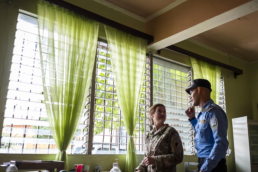 U.S. Army Lt. Col. Rhonda Dyer, Joint Task Force – Bravo Medical Element, speaks with a Honduran Police National about the Community Health Nurse mission in Comayagua, Honduras, May 10, 2017. The CHM is a weekly partnership with the staff at Jose Ochoa Public Health Clinic, administering vaccines, Vitamins, deworming medication and other medical supplies to over 180 Hondurans around the Comayagua area on May 10, 2017.  (U.S. Air National Guard photo by Master Sgt. Scott Thompson/released)