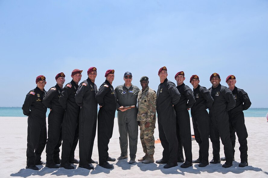 Maj. Gen. Thomas Bussiere, Eighth Air Force commander, center, stands with members of the U.S. Army Golden Knights Parachute Team after receiving a ceremonial baton during the Salute to America’s Heroes Air and Sea Show in Miami Beach, Fla., May 28, 2017. The team performed various maneuvers over the course of the weekend, and regularly travels nation-wide to perform aerial demonstrations. (U.S. Air Force photo by Senior Airman Erin Trower)