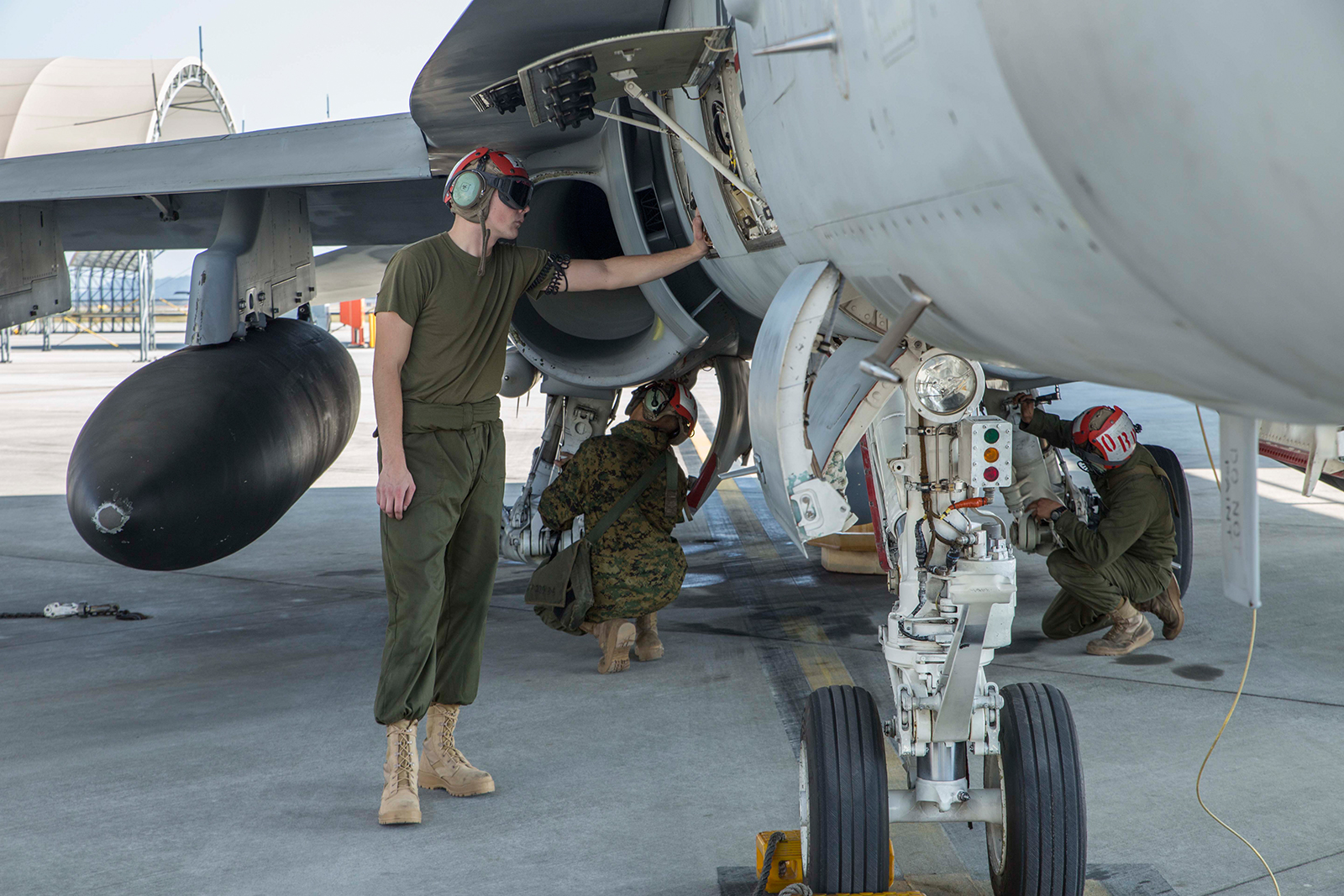 Over there! Skilled workers On the ground behind the lines - In the Air Service / main image 1