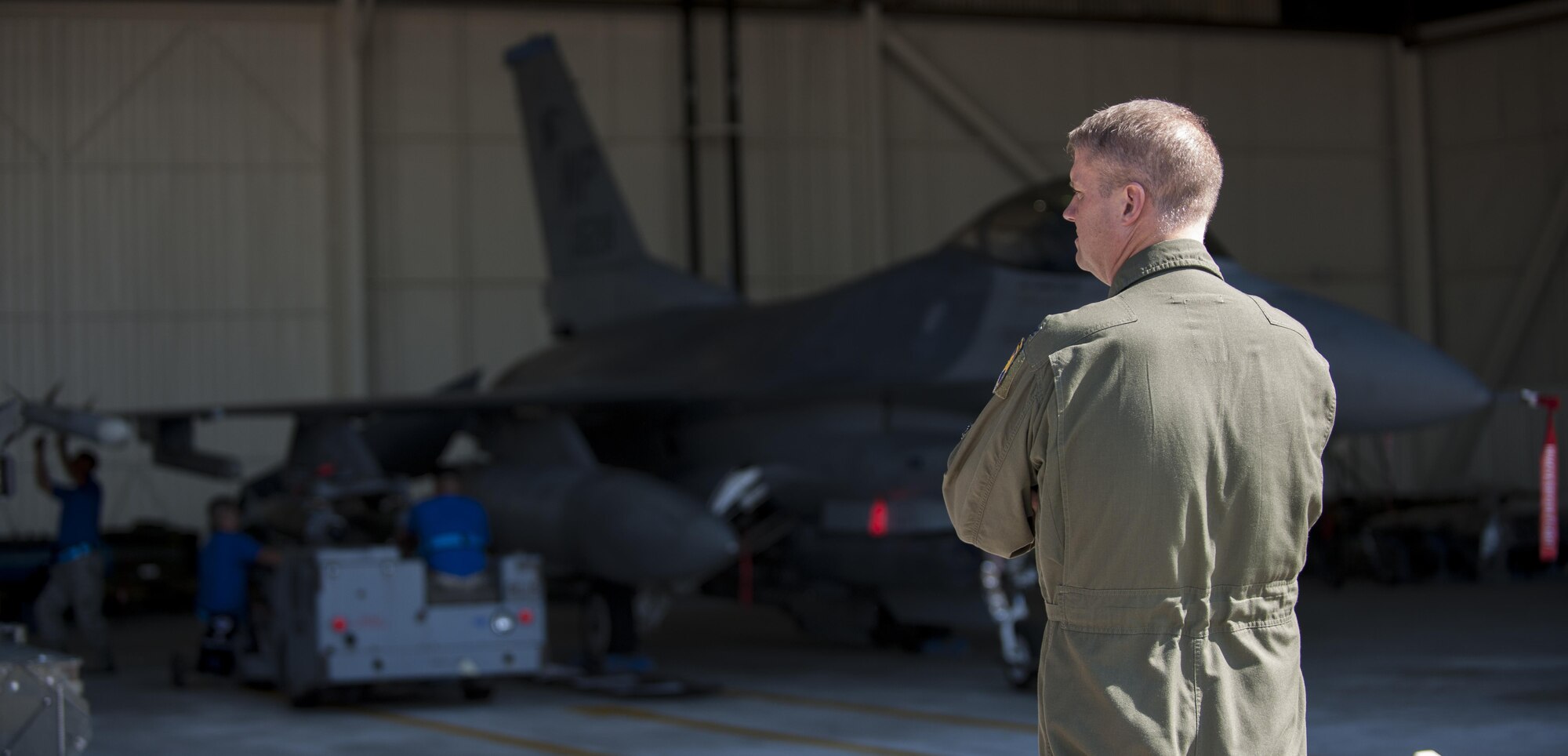 U.S. Air Force Col. David G. Shoemaker, “Wolf”, 8th Fighter Wing commander, surveys a weapons load competition at Kunsan Air Base, Republic of Korea, Oct. 20, 2017. The Wisconsin Air National Guard 115th Fighter Wing, along with the 80th Aircraft Maintenance Unit and the 35th Aircraft Maintenance Unit competed in a weapons load competition for the first time during the 115th FW’s theater security package deployment to the Wolf Pack. (U.S. Air Force photo by Staff Sgt. Victoria H. Taylor)
