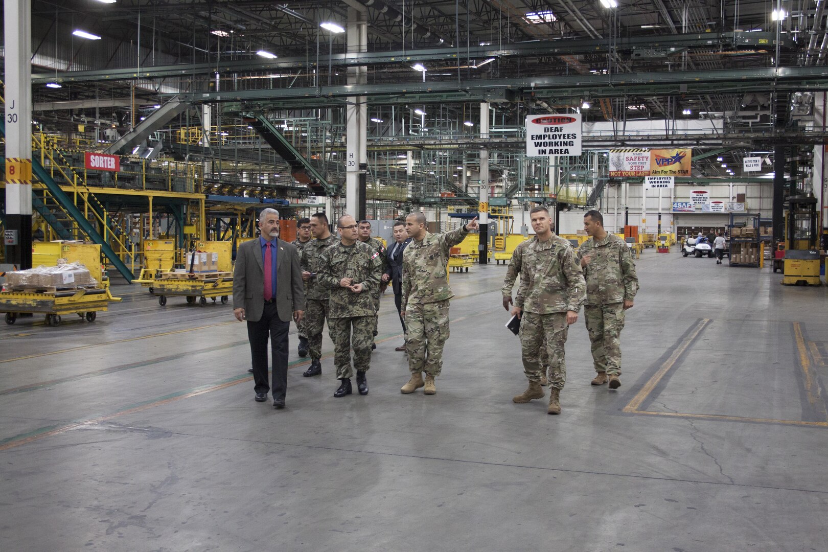 Peruvian major general visits Distribution headquarters