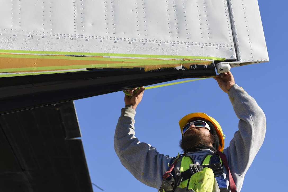 For the past few weeks, a C-7A Caribou has grabbed most of the Fort Eustis community’s attention as a restoration team returns the aircraft to its former glory—a U.S. Army Golden Knights plane.