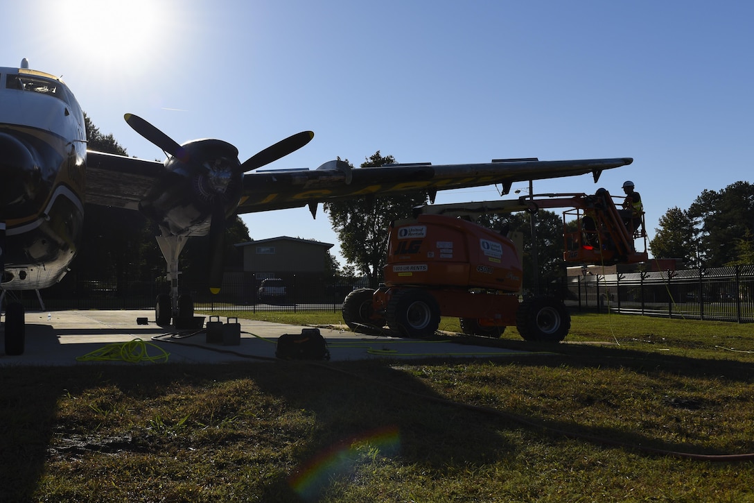 For the past few weeks, a C-7A Caribou has grabbed most of the Fort Eustis community’s attention as a restoration team returns the aircraft to its former glory—a U.S. Army Golden Knights plane.