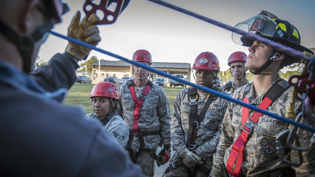 A group of airmen look at an instructor.