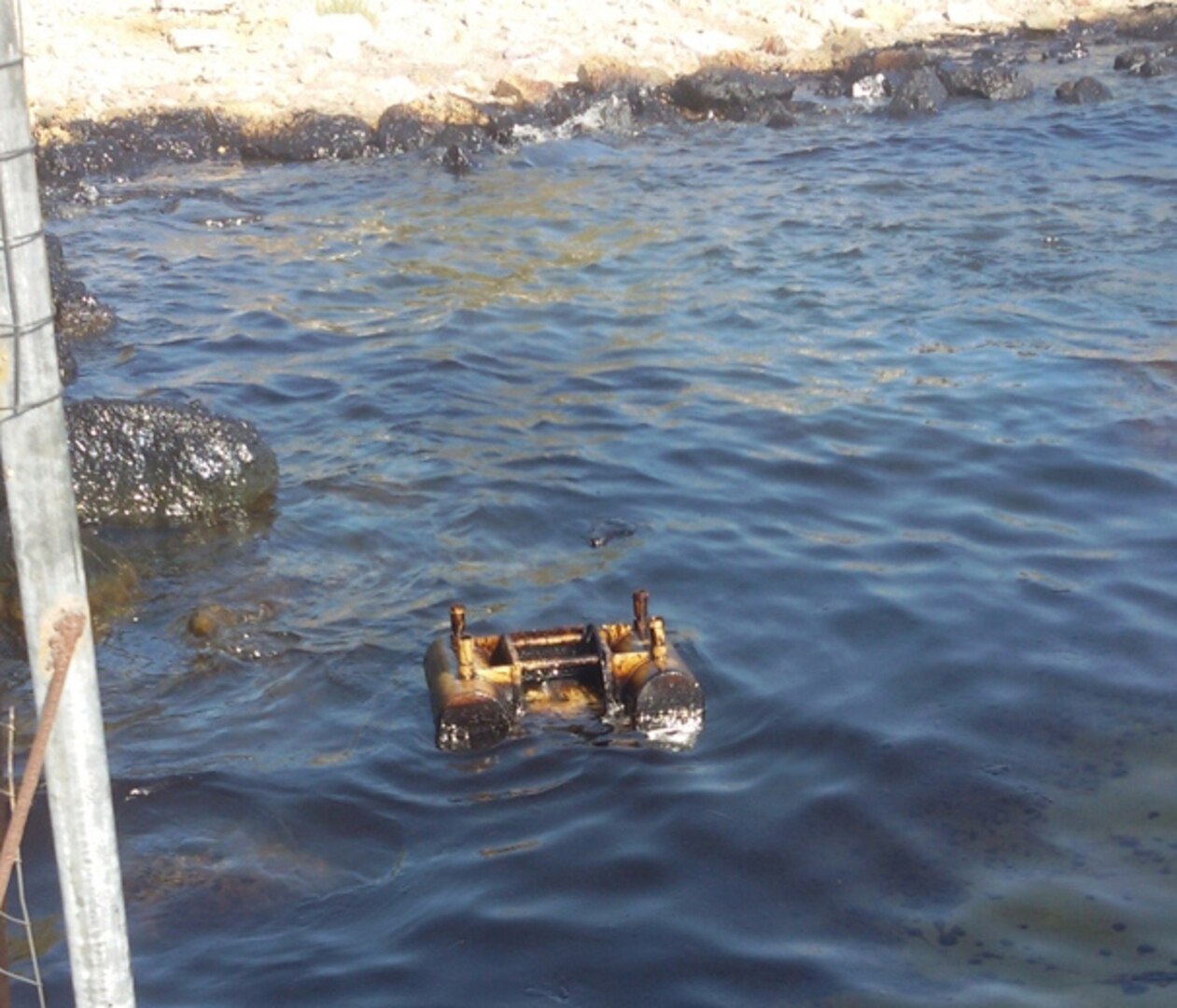 mobile oil-water separator floats on the surface of the water