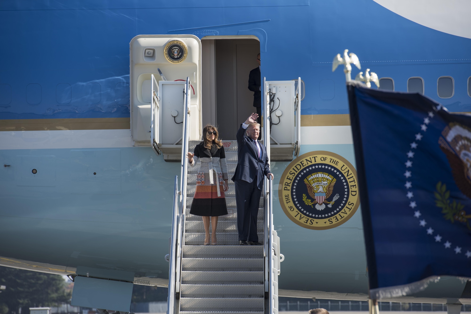 President Donald J. Trump and First Lady Melania Trump wave to a crowd of service members and their families upon arriving to Japan, Nov. 5, 2017, at Yokota Air Base, Japan.