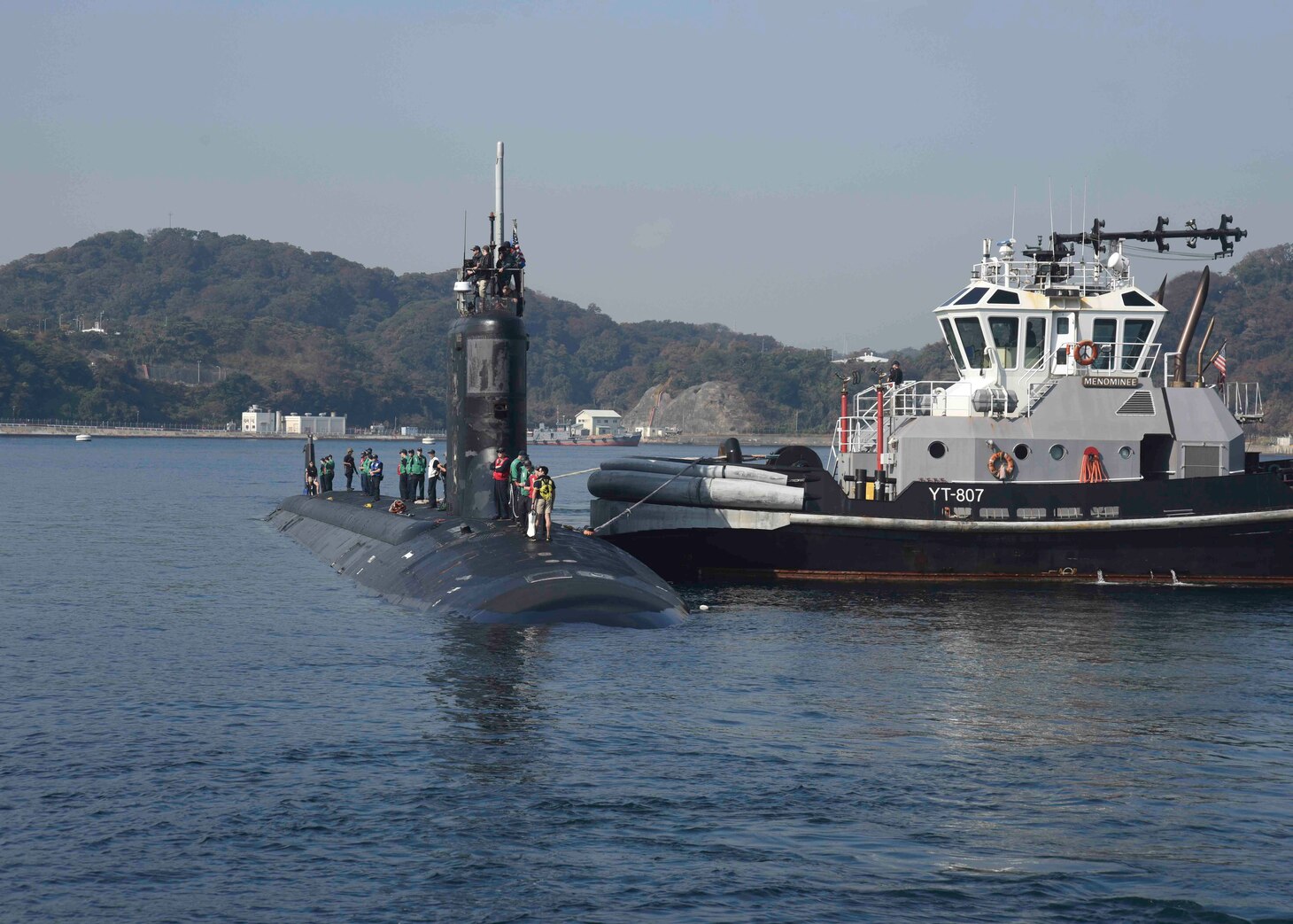The Virginia-class attack submarine USS Mississippi (SSN 782) prepares to moor at Fleet Activities Yokosuka. Mississippi is visiting Yokosuka for a port visit. U.S. Navy port visits represent an important opportunity to promote stability and security in the Indo-Asia-Pacific region, demonstrate commitment to regional partners and foster relationships.