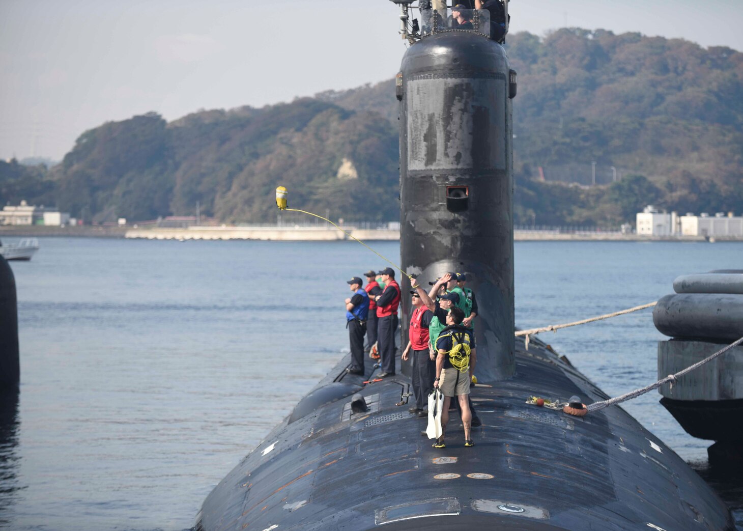 The Virginia-class attack submarine USS Mississippi (SSN 782) prepares to moor at Fleet Activities Yokosuka. Mississippi is visiting Yokosuka for a port visit. U.S. Navy port visits represent an important opportunity to promote stability and security in the Indo-Asia-Pacific region, demonstrate commitment to regional partners and foster relationships.