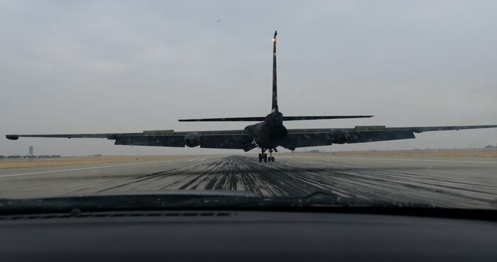 A U-2 Dragon Lady performs a touch-and-go during Global Thunder 18
