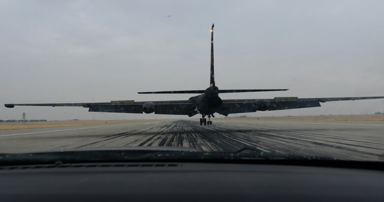 A U-2 Dragon Lady performs a touch-and-go during Global Thunder 18